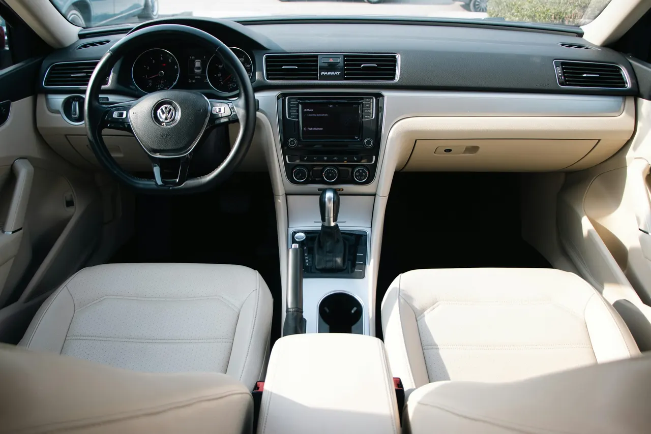 Interno di una Volkswagen Passat con il selettore delle marce P R N D S nella console centrale